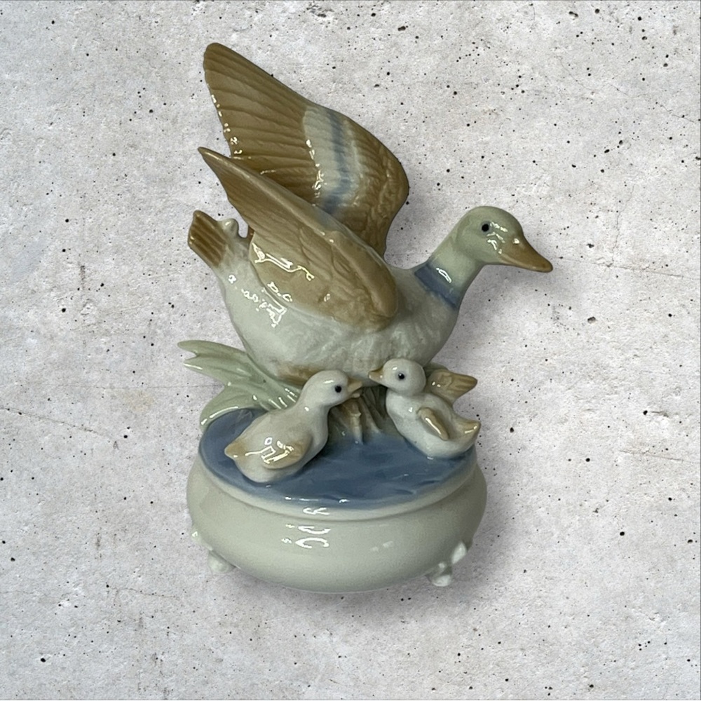 Arnart Goose‎ With Goslings Porcelain Musical Figure Japan